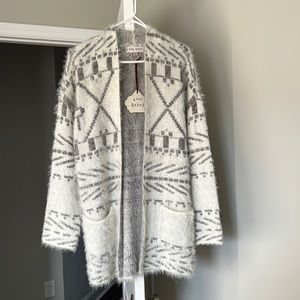 NWT Knox Rose Light Grey/White Aztec Cardigan